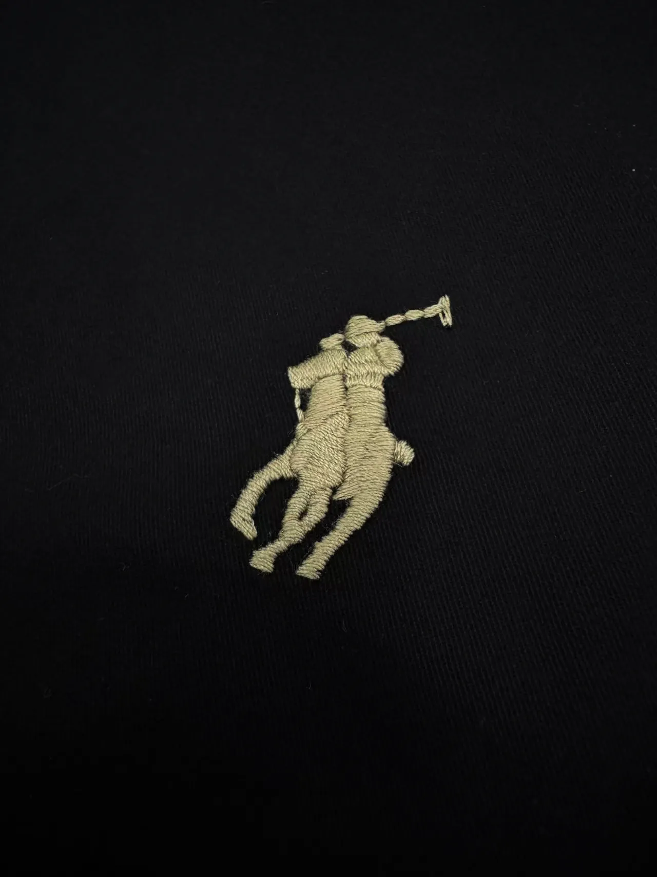 P480 Ralph Lauren embroidered zipper jacket. Customized cotton double-ply small diagonal elegant fabric. Soft and silky. Comfortable against the skin. Uses pure black as the base color. A touch of light gold pony mark embroidery is embellished on the chest. It is more dazzling due to the black background. Low-key and powerful. Subtle gloss changes inject breathing and vitality into the black jacket. Use extreme simplicity to outline a high-end silhouette. Demonstrate taste in silence. Style guide. Universal adaptability. Process 1: Adopt imported machine embroidery technology and use advanced computer control systems and precision mechanical components to achieve the iconic pony embroidery operation with high precision and smooth and delicate lines. Process 2: Template machine bag opening. The preset template guides the position, shape and size of the bag opening. The accuracy ensures the quality of the bag opening effect. Process 3: Infrared positioning cutting machine uses infrared transmitters and infrared receivers to achieve precise positioning of materials. The accuracy can reach the micron level, thereby meeting the effect of high-precision cutting of plaid alignment. Process 4: The fabrics have been carefully washed and have a better hand feel. Not easy to deform, not easy to shrink, not easy to fade, and maintain long-term beauty. Accessories: Customized 1:1 Ralph Lauren shell buckle Customized 1:1 Ralph Lauren zipper Customized 1:1 Ralph Lauren trademark Version: Loose version Size: S M L XL Style number: CC905